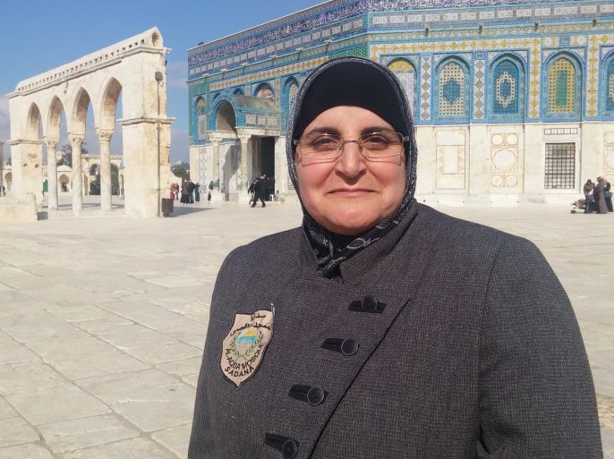 نجوى الشخشير (أم رياض) خمسينية من القدس، تعمل سادنةً في قبة الصخرة المشرفة، إحدى مصليات المسجد الأقصى