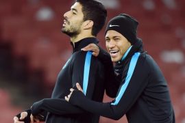 Barcelona's Luis Suarez (L) with team mate Neymar (R) during a training session at the Emirates Stadium in London, Britain, 22 February 2016. Barcelona play Arsenal in a Champions League final 16 soccer match at the Emirates Stadium in London 23 February.