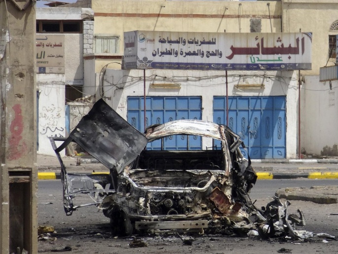 سيارة مدمرة جراء الاشتباكات في عدن (رويترز)