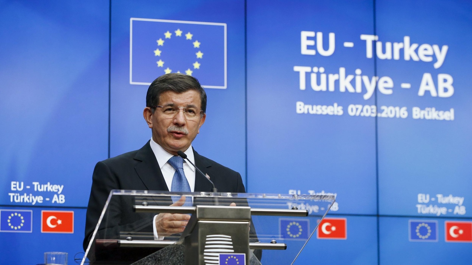 ‪رئيس الوزراء التركي أحمد داود أوغلو يلقي كلمة في قمة تركيا والاتحاد الأوروبي في بروكسل‬ رئيس الوزراء التركي أحمد داود أوغلو يلقي كلمة في قمة تركيا والاتحاد الأوروبي في بروكسل (رويترز)