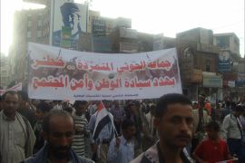 صورة خاصة بالجزيرة نت ألتقطت في 24 اغسطس 2014 قبل شهر من اقتحام الحوثيين لصنعاء وهي لمتظاهرين في صنعاء يرفعون شعارات تعتبر جماعة الحوثي المتمردة خطر على اليمن