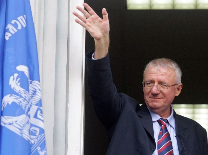 (FILE) A file picture dated 12 November 2014 of Vojislav Seselj waving to supporters from the balcony of his party headquarters in Belgrade, Serbia. The UN war crimes tribunal for former Yugoslavia (ICTY) on 31 March 2016 acquitted Seselj of nine counts of war crimes and crimes against humanity allagedly committed between 1991 and 1993 during the Balkan wars. EPA/ANDREJ CUKIC *** Local Caption *** 51659974