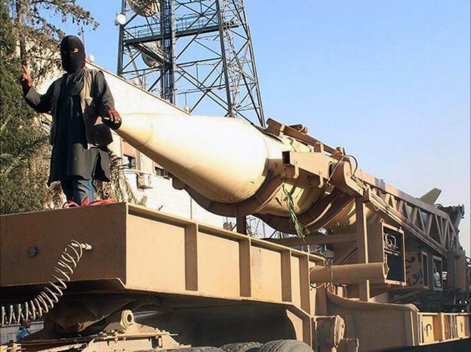 مقاتلو تنظيم الدولة الإسلامية في العراق والشام في استعراض عسكري يظهر فيه صاروخ سكود في مدينة الرقة شمال سوريا - أسوشيتدبرس ( مجلة الجزيرة)
