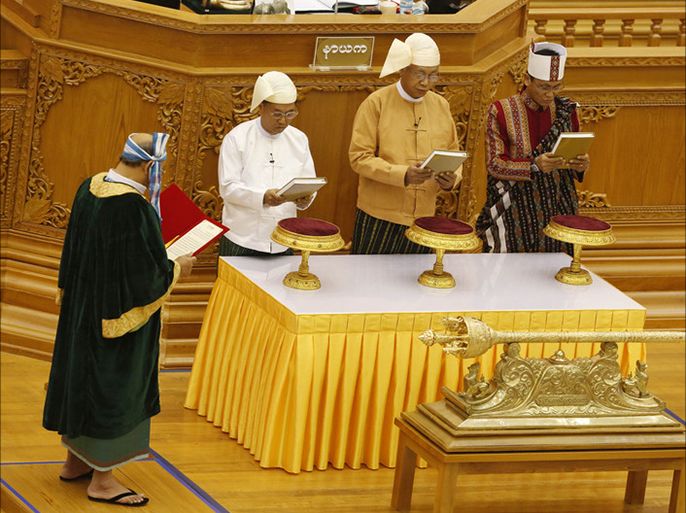epa05235879 Myanmar's President Htin Kyaw (C), and Vice presidents Myint Swe (2-L) and Henry Van Thio (R) are sworn-in during the oath taking ceremony at the Union Parliament in Naypyitaw, Myanmar, 30 March 2016. EPA/HEIN HTET