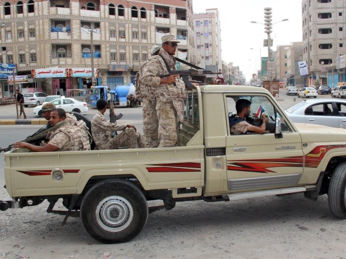 Yemeni army soldiers patrol a street in Mansoura district of Yemen's southern port city of Aden March 30, 2016. The Yemeni army backed by local fighters seized control of parts of Aden held by al Qaeda on Wednesday as part of a push to clear the hardline group from its stronghold in the southern port city, a security official said. REUTERS/Fawaz Salman