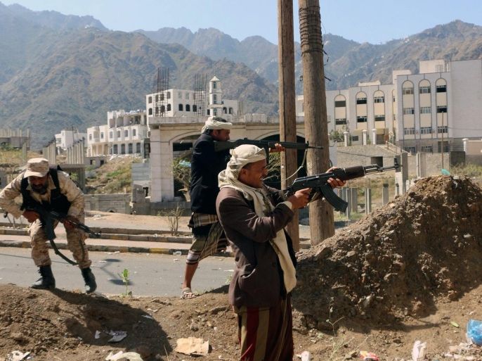 Fighters loyal to Saudi-backed Yemeni government take positions during clashes with Houthi rebels and their allies in the central city of Taiz, Yemen, 11 March 2016. According to reports, Saudi-backed Yemeni forces have advanced in the central city of Taiz, breaking a ten-month siege imposed by Houthi rebel militias and their allies. Around 200,000 people live in Yemen's third largest city suffer a humanitarian crisis amid fighting between Houthi militias and the Saudi-backed forces loyal to Yemeni President Abd Rabbuh Mansur Hadi.