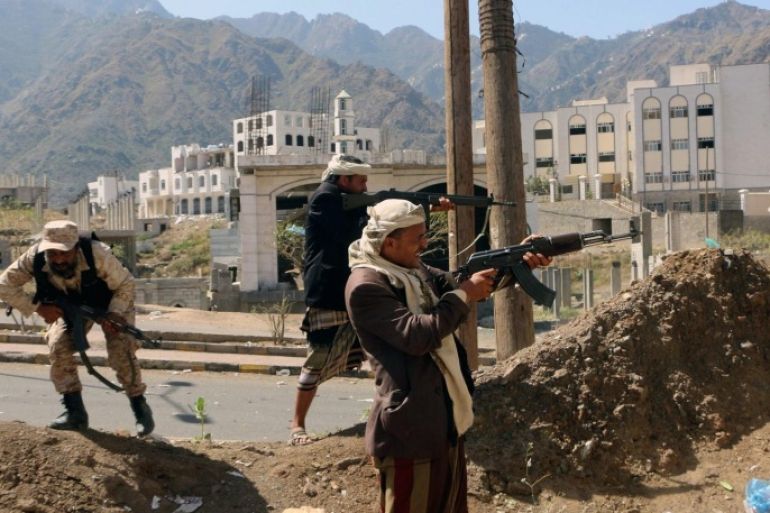 Fighters loyal to Saudi-backed Yemeni government take positions during clashes with Houthi rebels and their allies in the central city of Taiz, Yemen, 11 March 2016. According to reports, Saudi-backed Yemeni forces have advanced in the central city of Taiz, breaking a ten-month siege imposed by Houthi rebel militias and their allies. Around 200,000 people live in Yemen's third largest city suffer a humanitarian crisis amid fighting between Houthi militias and the Saudi-backed forces loyal to Yemeni President Abd Rabbuh Mansur Hadi.