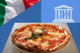ميم فني يضم بيتزا نابولي (pizza napoletana) وعلم إيطاليا ومبنى اليونسكو وذلك بشكل يعكس طلب إيطاليا ترشيح تلك الأكلة إلى قائمة التراث الثقافي لمنظمة الأمم المتحدة للتربية والعلم والثقافة (يونسكو) للعام المقبل.