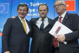 Turkish Prime Minister Ahmet Davutoglu (L) European Council President Donald Tusk (C) attending a news conference at the end of European Union leaders summit in Brussels, Belgium, 18 March 2016. EU leaders discussed a deal with Turkey that is aimed to tackle the migration crisis and curb migration into the bloc.