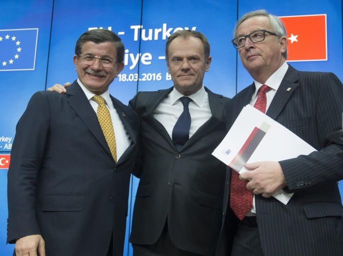 Turkish Prime Minister Ahmet Davutoglu (L) European Council President Donald Tusk (C) attending a news conference at the end of European Union leaders summit in Brussels, Belgium, 18 March 2016. EU leaders discussed a deal with Turkey that is aimed to tackle the migration crisis and curb migration into the bloc.