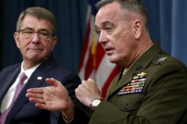 U.S. Defense Secretary Ash Carter (L) listens to Joint Chiefs Chairman Marine Gen. Joseph Dunford during a joint news conference at the Pentagon in Washington February 29, 2016. REUTERS/Yuri Gripas