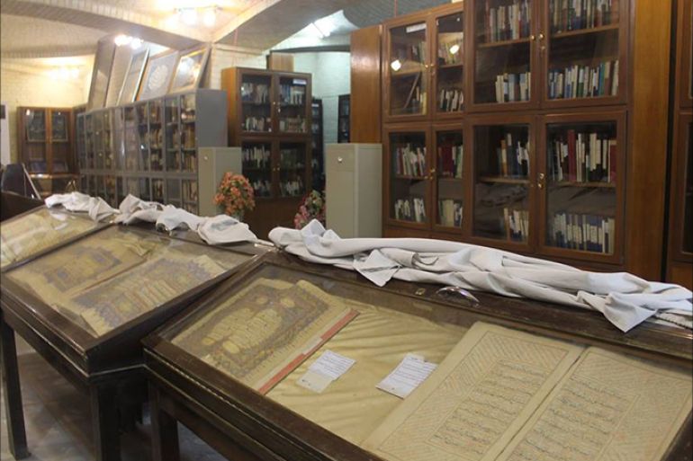 عدد من المخطوطات الموجودة في المكتبة