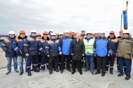Russian President Vladimir Putin (C) pose for a picture with workers while visiting the construction site of the bridge across the Kerch Strait at Tuzla Island in Russia, 18 March 2016. Vladimir Putin makes a working trip to the Crimean Federal District to inspect the construction of the bridge across the Kerch Strait connecting Taman and Kerch and to hold a meeting on the socioeconomic development of Crimea and Sevastopol. EPA/MIKHAIL KLIMENTYEV / SPUTNIK / KREMLIN POOL MANDATORY CREDIT