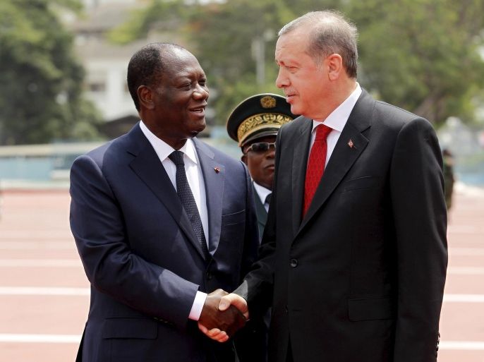 Ivory Coast's President Alassane Ouattara (L) shakes hands with Turkish President Tayyip Erdogan after a news conference at the presidential palace in Abidjan February 29, 2016. REUTERS/Luc Gnago