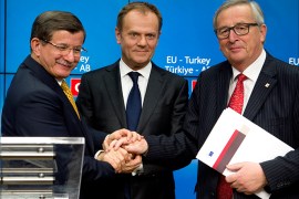 رئيس المجلس الأوروبي ورئيس المفوضية الأوروبية ورئيس الحكومة التركية أثناء الاعلان عن اتفاق أوروبي تركي لمواجهة الهجرة