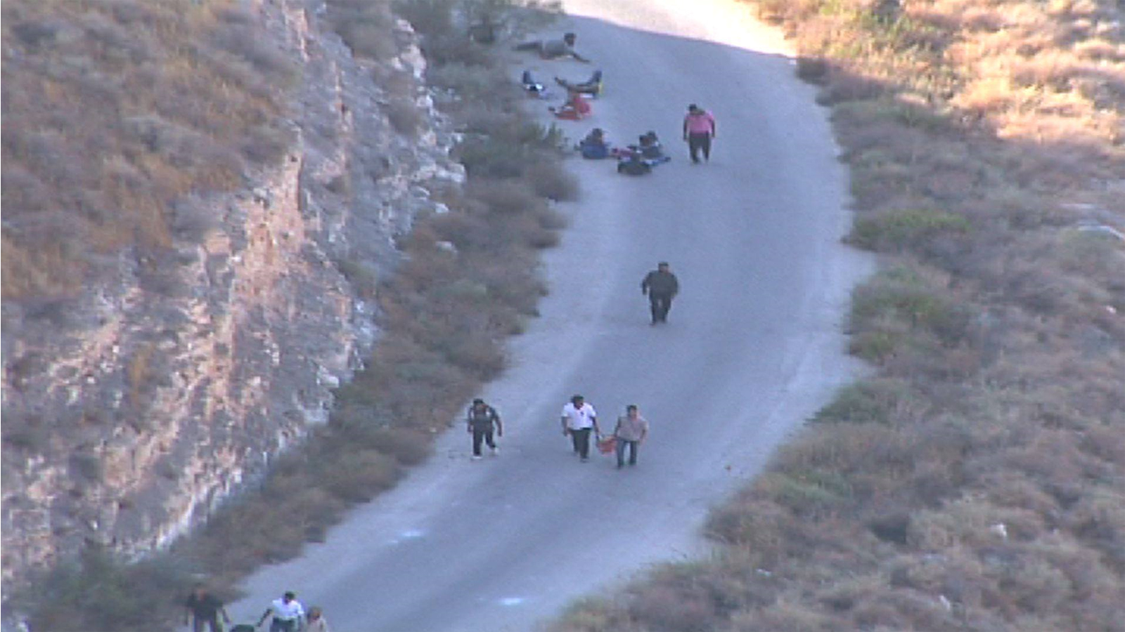 لاجئون سوريون يفرون من بلدهم باتجاه الأردن مشيا على الأقدام (الجزيرة نت)