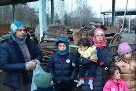 عشرات من طالبي اللجوء عالقون بمخيم مهجور بصربيا