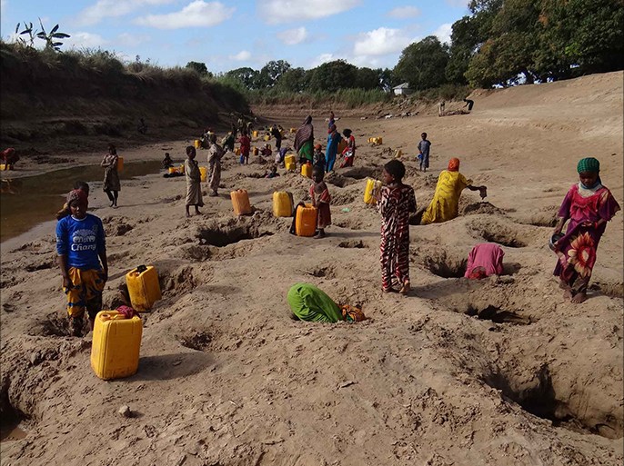 سكان بلدة مانديري على بعد 93 شمال مقديشو يبحثون عن ماء من خلال حفر في قاع النهر الذي نضبت أجزاء منه 19 مارس/آذار 2016 (التصوير:قاسم سهل).