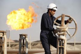 A worker adjusts the valve of an oil pipe at West Qurna oilfield in Iraq's southern province of Basra in this November 28, 2010 file photo. To match Special Report MIDEAST-CRISIS/KURDISTAN REUTERS/Atef Hassan/Files (IRAQ - Tags: BUSINESS ENERGY)