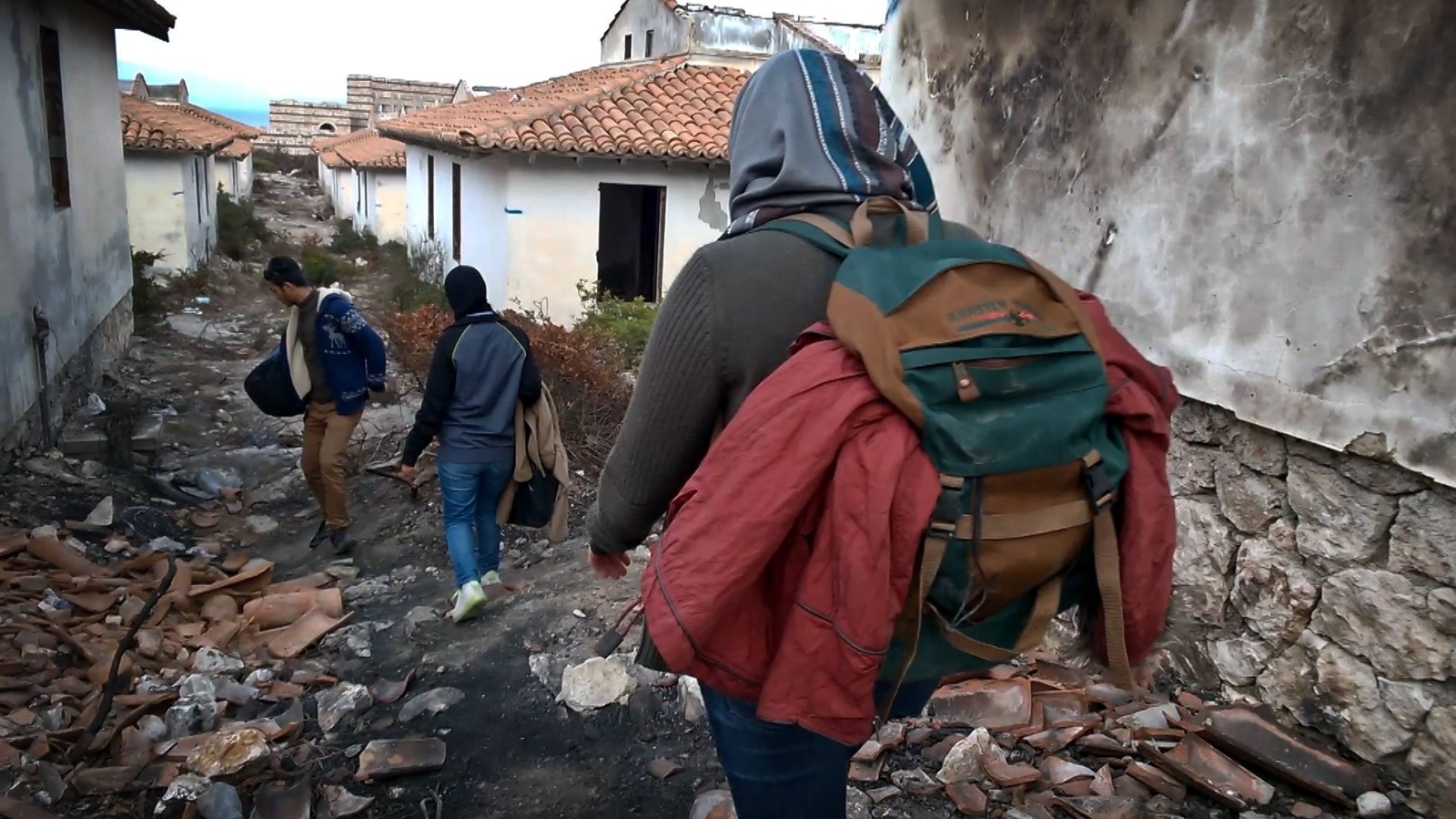 فريق القناة الأولى التشيكية أثناء توثيق رحلة اللاجئين السوريين إلى أوروبا (الجزيرة)
