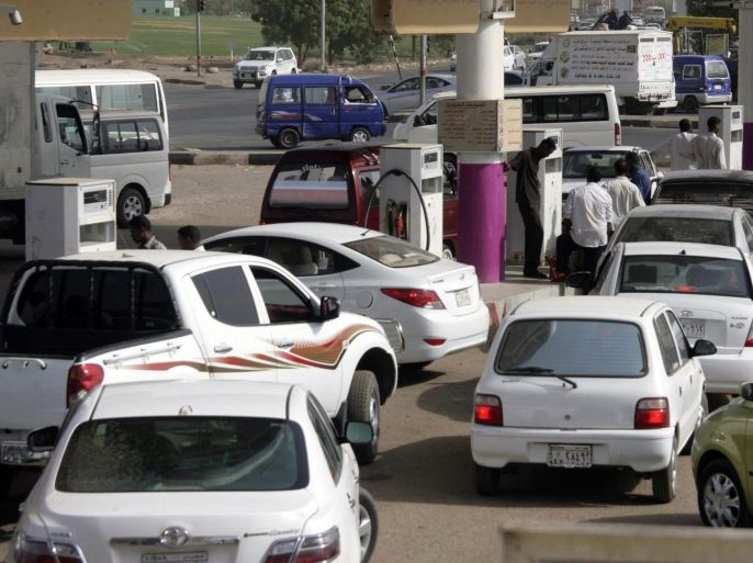 People wait to get fuel for their vehicles at a petrol station in Khartoum June 21, 2012. Sudan's Finance Minister Ali Mahmoud detailed measures to gradually phase out fuel subsidies on Wednesday, saying the government would hike the price of a gallon of petrol by five Sudanese pounds, pushing it up to 13.5 pounds ($2.50) from 8.5 pounds. REUTERS/Stringer (SUDAN - Tags: POLITICS BUSINESS ENERGY)