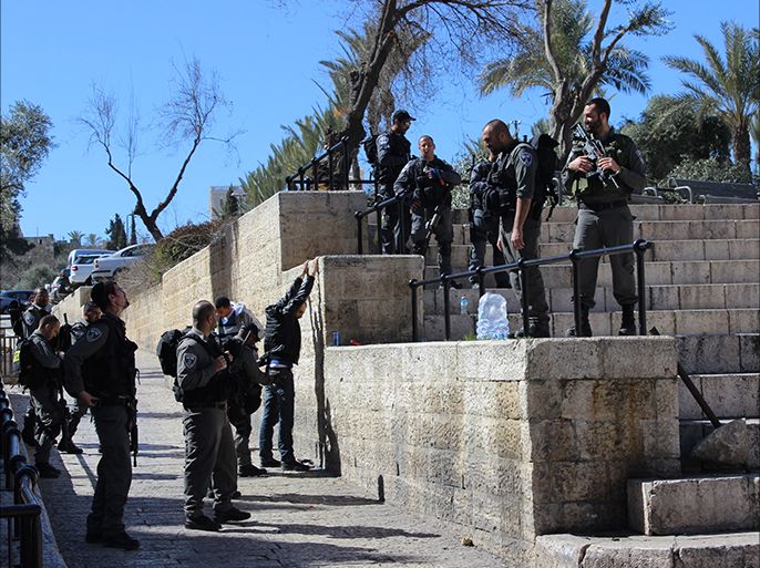 باب العمود، القدس المحتلة 16-شباط 2016 مجموعة من القوات الخاصة يفتشون شابا في باب العمود (الجزيرة)