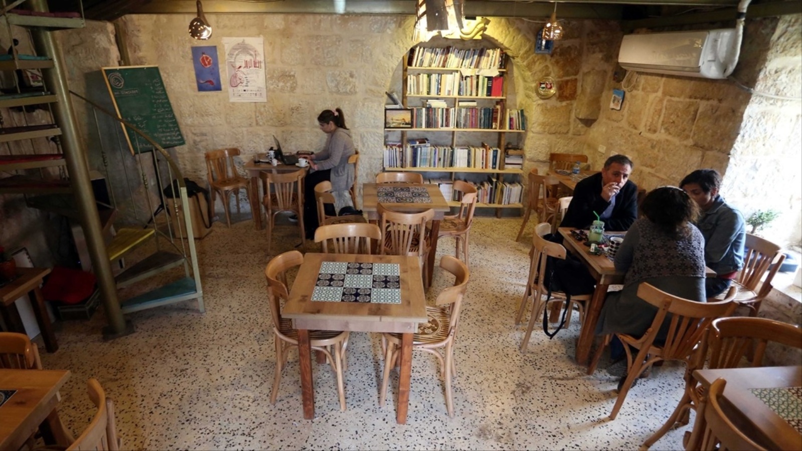 مقهى رمانة يشهد نشاطات فنية وموسيقية وأدبية ويستضيف كتابا وموسيقيين وشعراء(الأناضول)