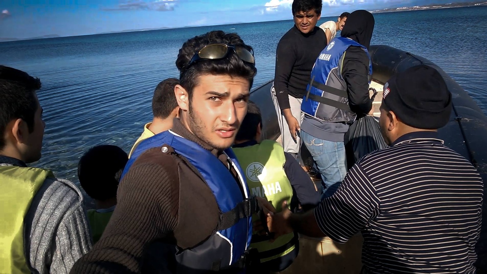 ‪لاجئون داخل أحد القوارب المطاطية المتجهة من تركيا لليونان‬  (الجزيرة)