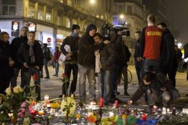 People gather and light candles at the Place de la Bourse during a vigil to pay tribute to the victims of the attacks in Brussels, Belgium, 22 March 2016. Security services are on high alert following two explosions in the departure hall of Zaventem Airport and one at Maelbeek Metro station in Brussels. At least 30 people have been killed with hundreds injured in the terror attacks, which Islamic State (IS) has since claimed responsibility for.