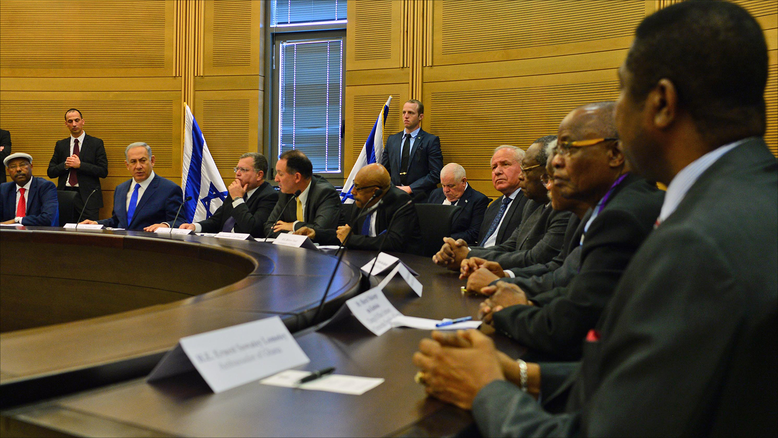 ‪‬ نتنياهو وسفراء دول أفريقية خلال الاحتفاء بإطلاق اللوبي الإسرائيلي الأفريقي بالكنيست(الجزيرة)