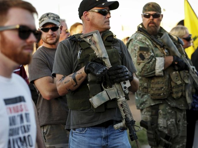 Men carrying rifles attend a "Freedom of Speech Rally Round II" across from the Islamic Community Center in Phoenix, Arizona May 29, 2015. More than 200 protesters, some armed, berated Islam and its Prophet Mohammed outside an Arizona mosque on Friday in a provocative protest that was denounced by counterprotesters shouting "Go home, Nazis," weeks after an anti-Muslim event in Texas came under attack by two gunmen. REUTERS/Nancy Wiechec