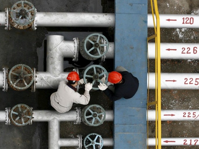 Labourers work at a refinery in Jingmen, in central China's Hubei province, in this December 8, 2006 file photo. Asia's oil markets are being upended as India's and China's refiners overtake once-dominant buyers like Japan and challenge the United States as the world's biggest consumer. REUTERS/Stringer/FilesCHINA OUT. NO COMMERCIAL OR EDITORIAL SALES IN CHINA