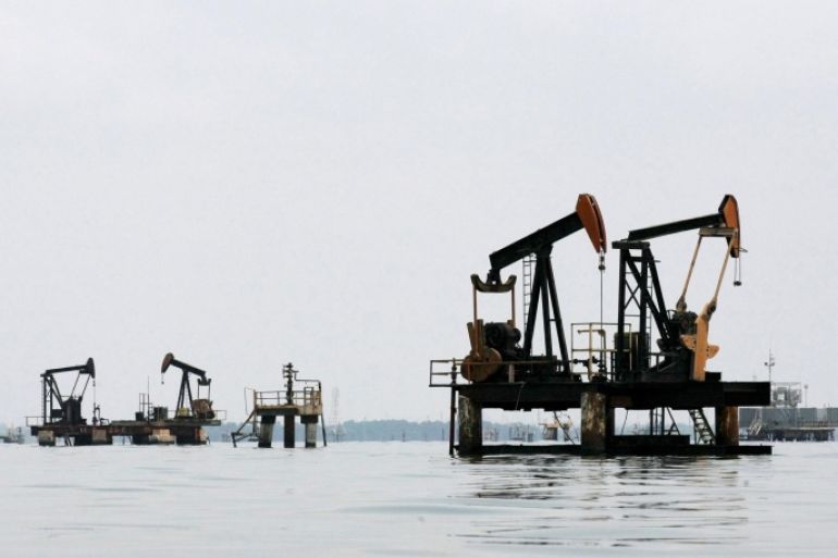 Oil pumps are seen in Lake Maracaibo, in Lagunillas, Ciudad Ojeda, in the state of Zulia, Venezuela, in this March 20, 2015 file photo. REUTERS/Isaac Urrutia/Files