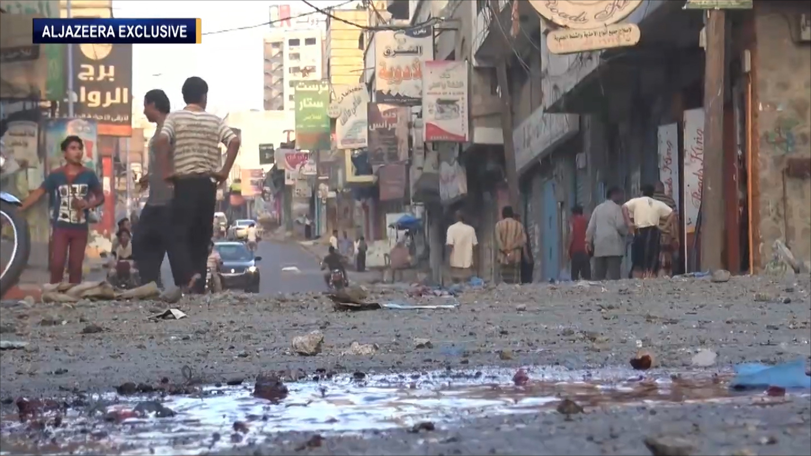 آثار دماء أحد المدنيين الذين قتلوا بقصف سابق للحوثيين على تعز (الجزيرة)