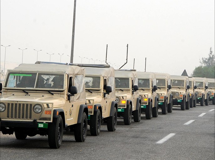 الجيش ينتشر في شوارع مصر بالتزمن مع دعوات للتظاهر ضد السيسي في ذكرى تخرير سيناء