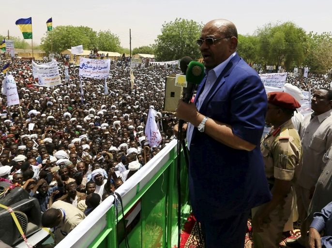 Sudanese President Omar Hassan al-Bashir addresses the crowd during a campaign rally in East Darfur, April 5, 2016. Picture taken April 5, 2016. REUTERS/Mohamed Nureldin Abdallah