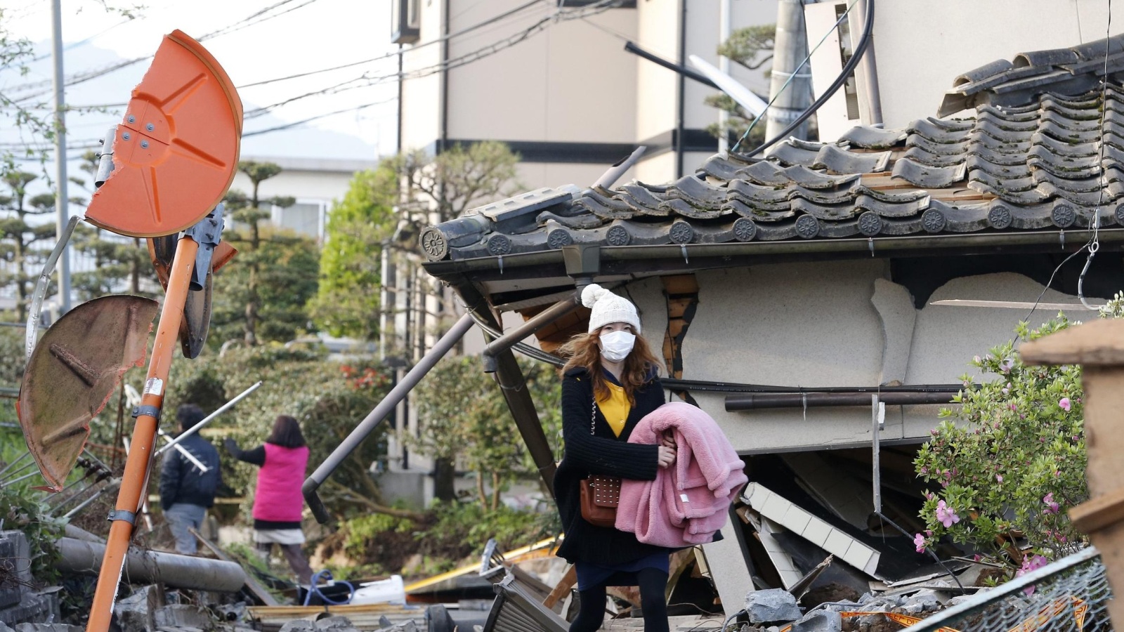 ‪آثار الدمار الذي خلفه الزلزال الجديد جنوب غرب اليابان اليوم السبت‬ (الأوروبية)
