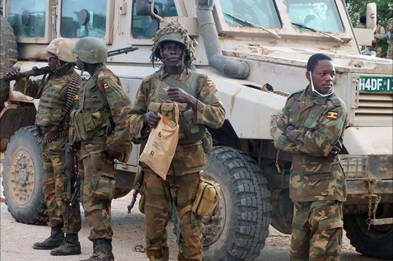 جنود من القوات الإفريقية عند مدخل مدينة براوة بمحافظة شبيلي السفلى جنوب الصومال 5 أكتوبر/تشرين الأول 2014 (التصوير:قاسم سهل).
