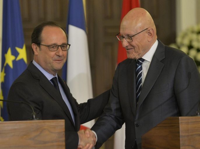 French President Francois Hollande (L) shakes hands with Lebanese Prime Minister Tammam Salam (R) during a joint press conference after their meeting at the government palace in downtown Beirut, Lebanon, 16 April 2016. Francois Hollande is in Beirut for a two-day official visit.