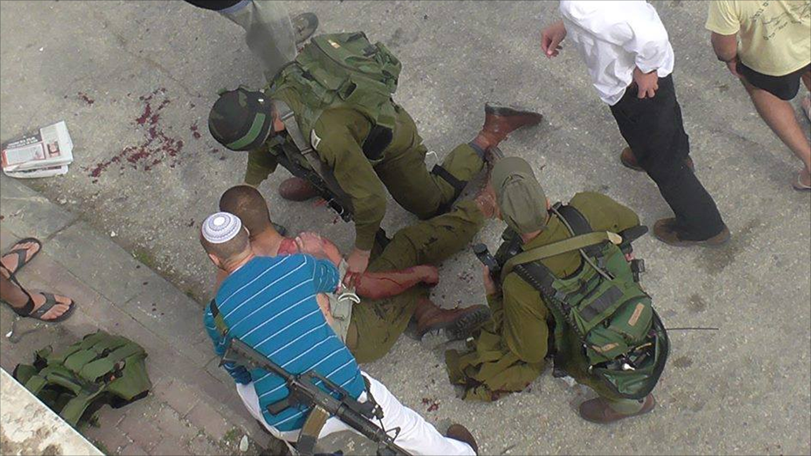 أحد جنود الاحتلال بعد طعنه من فلسطيني في الضفة الغربية (ناشطون)