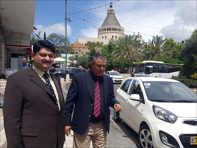 حامد الشريف (يسار) أثناء جولة له في الناصرة الأربعاء مع حسن كعبية من وزارة الخارجية الإسرائيلية (الجزيرة نت)