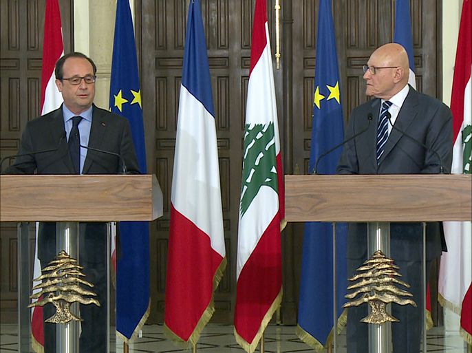 الرئيس الفرنسي هولاند ورئيس الحكومة اللبنانية تمام سلام بعد غجتماعهما ببيروت - الجزيرة نت