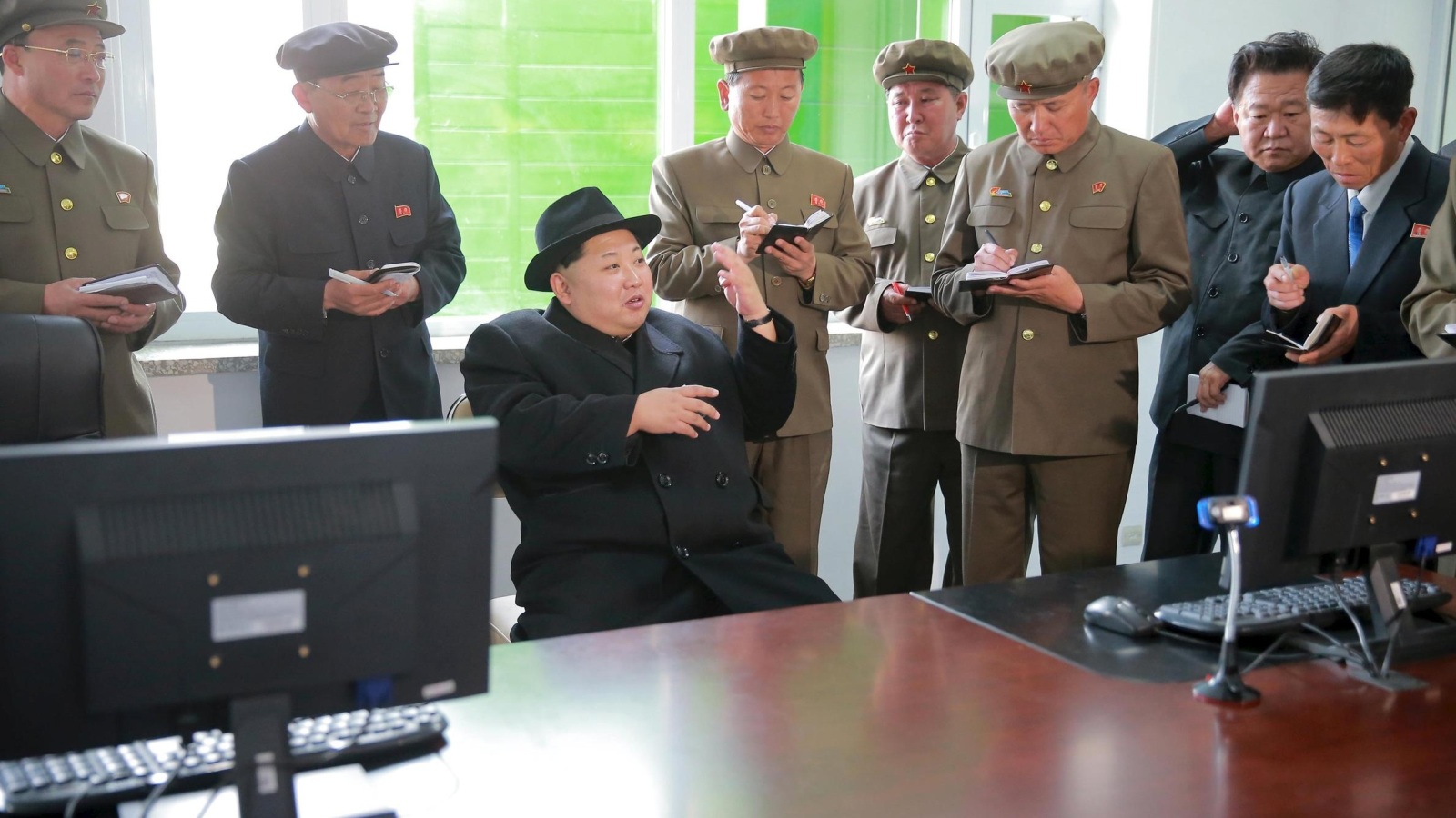 ‪الزعيم الكوري الشمالي أشرف على تجربة إطلاق الصاروخ من الغواصة‬ الزعيم الكوري الشمالي أشرف على تجربة إطلاق الصاروخ من الغواصة (رويترز)