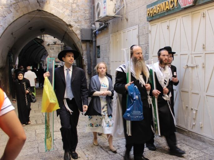 2مجموعة من المتدينين المتطرفين يمشون بالبلدة القديمة بالقدس في عيد العرش اليهودي(الجزيرة