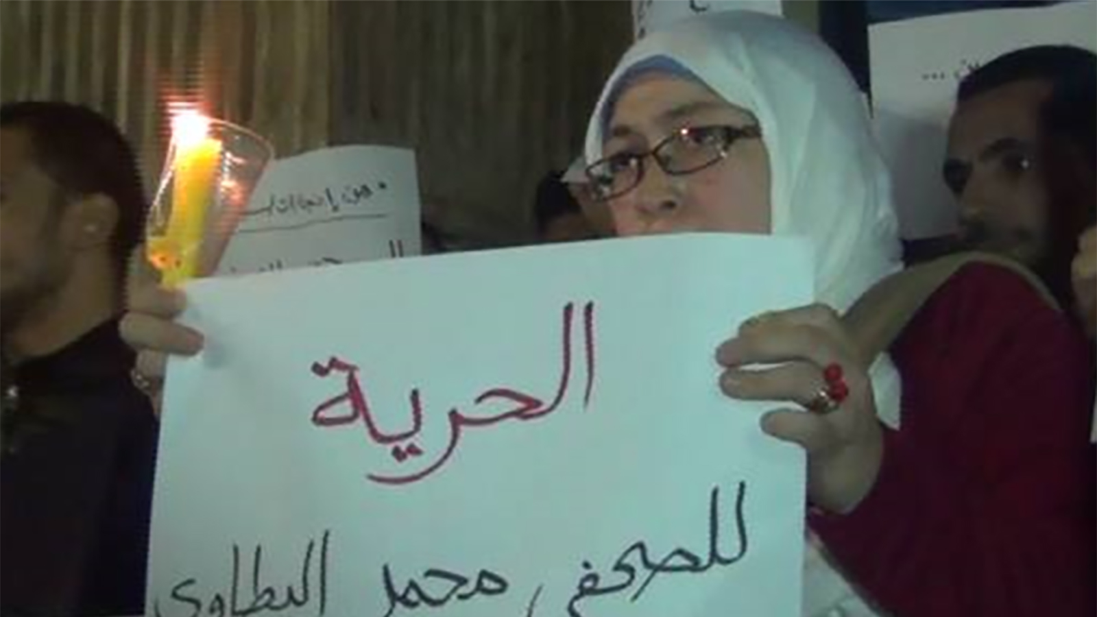 ‪‬ رفيدة الصفتي زوجة المعتقل محمد البطاوي أثناء وقفة احتجاجية ضد الانتهاكات في السجون المصرية(الجزيرة)