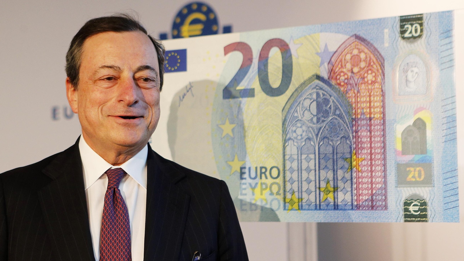 ‪رئيس البنك المركزي الأوروبي ماريو دراغي حاول طمأنة المستثمرين بالقول إنه لا تراجع عن اليورو‬ (أسوشيتد برس-أرشيف)