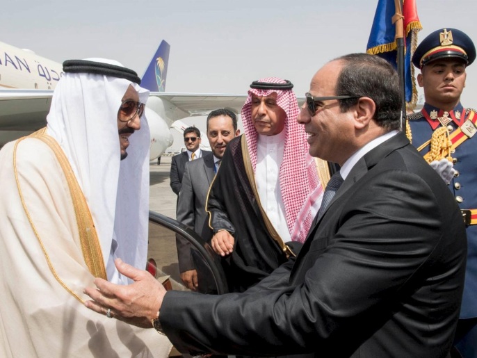 الرئيس المصري عبد الفتاح السيسي (يمين) مستقبلا الملك سلمان بن عبد العزيز بالقاهرة (رويترز)