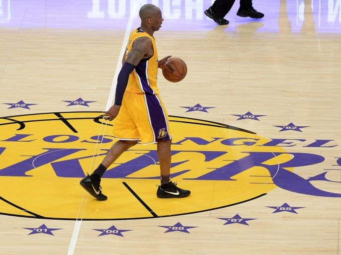 Los Angeles Lakers Kobe Bryant dribbles the ball down the court against of the Utah Jazz in their NBA game at Staples Center in Los Angeles, California, USA, 13 April 2016. The game is Kobe Bryant's last after a 20 year career with the Lakers. EPA/MIKE NELSON CORBIS OUT