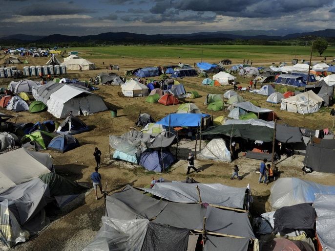 Tents are seen at a makeshift camp for migrants and refugees at the Greek-Macedonian border, near the village of Idomeni, Greece, April 25, 2016. REUTERS/Alexandros Avramidis