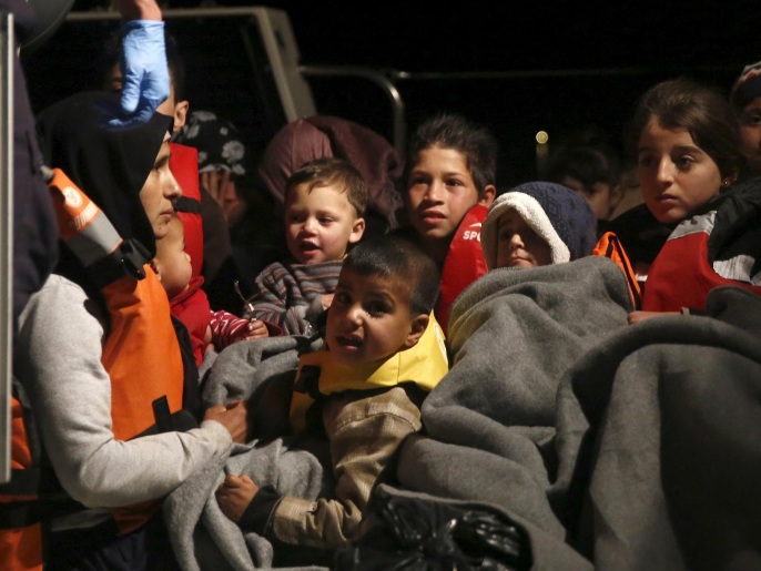 لاجئون على متن سفينة يونانية بعد عملية إنقاذ في عرض البحر قبل أيام (رويترز)